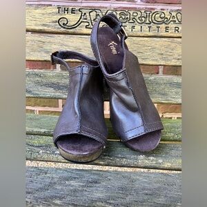 Used Fioni Sandals